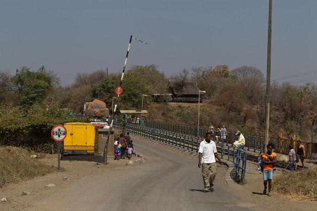 005 Zimbabwe, grens met Zambia.jpg